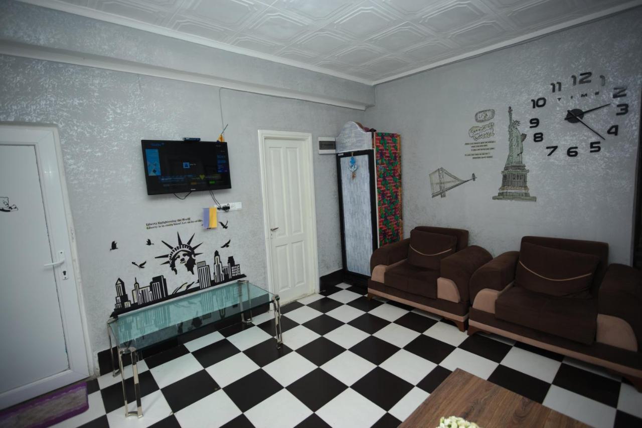 Hostel California 巴统 外观 照片